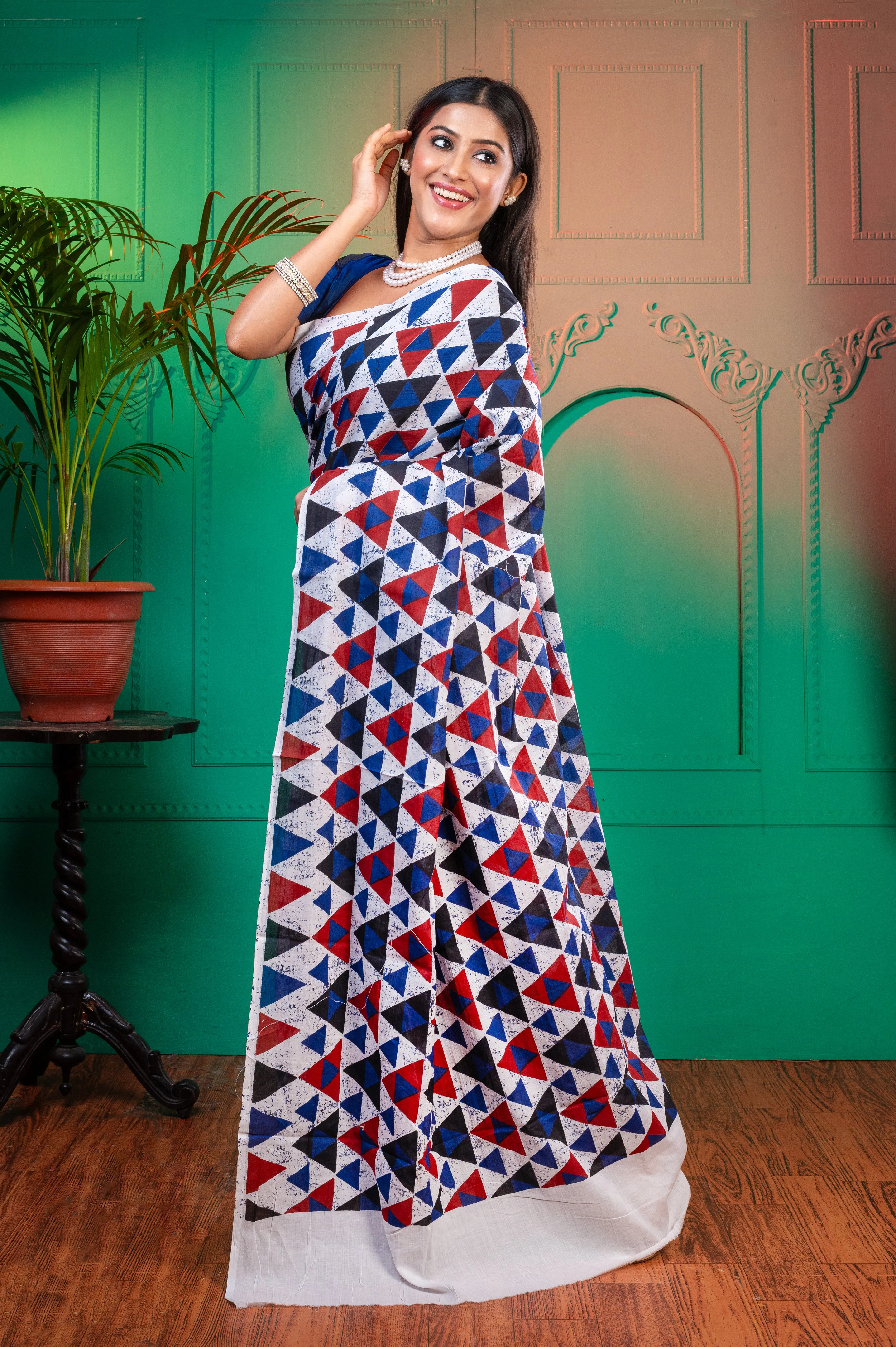 Women Blue Pure Bagru Malmal Cotton Saree With Red And Blue Triangular Motifs